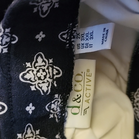 SKORT!!  Denim & Co, Blue/white print skort, 2x, 18" top to bottom, 2 pockets - Picture 4 of 6